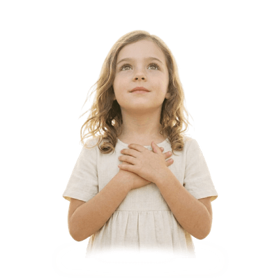 Menina loira com as mãos no peito e expressão esperançosa, olhando para cima, ilustrando o pilar de espiritualidade e propósito.